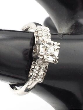 Vintage Diamond Ring 2mm Main Stone + 4 1mm Round Diamonds 14K Gold Size 6.5